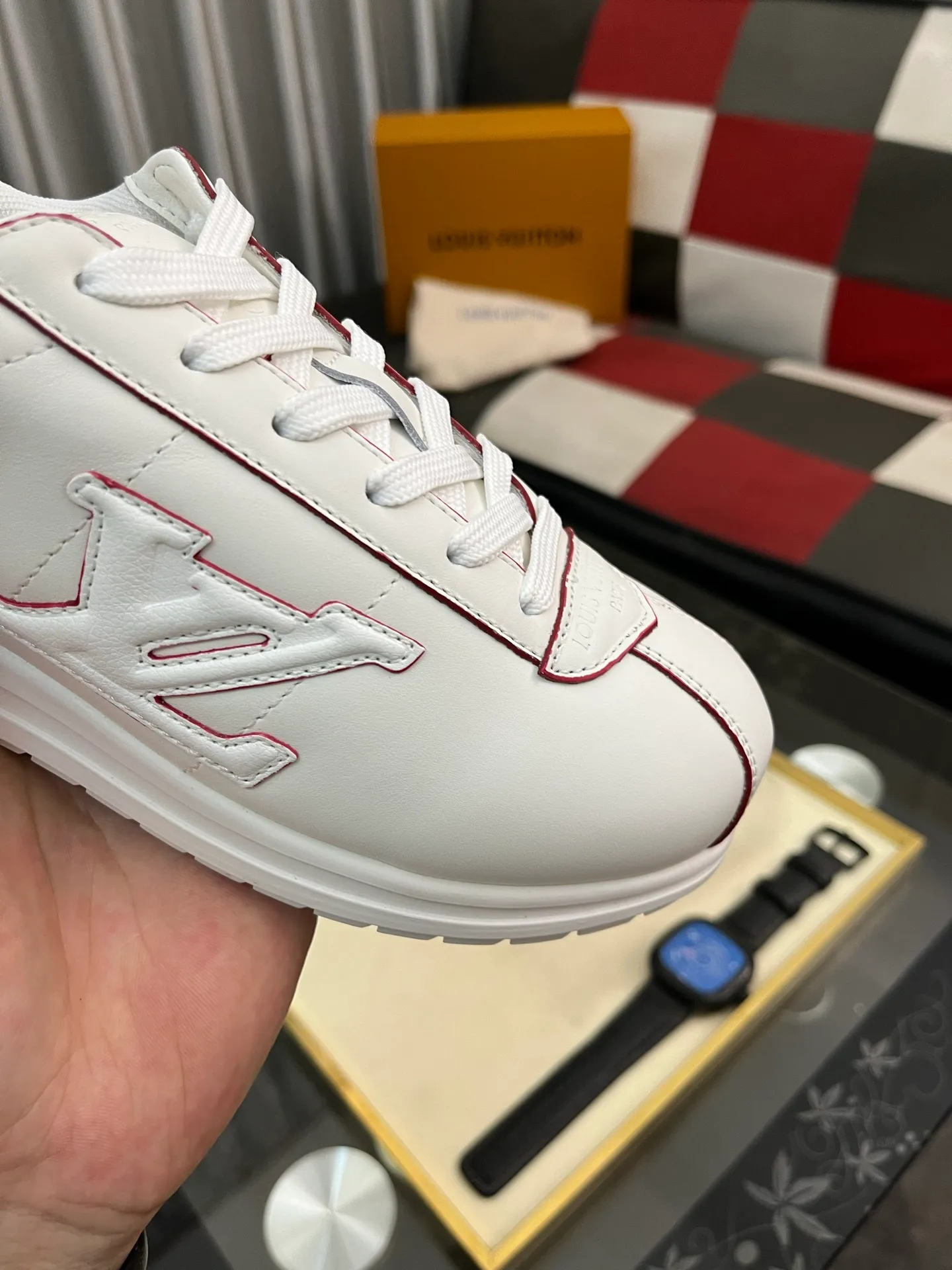 Men's shoes 💰700⌚️⌚️LV TARINE Louis Vuitton x Tyler joint model Donkey brand L family embossed couple style casual sneakers skate shoes original purchase and development This LV Trainer sneaker comes from the Louis Vuitton and Tyler collaboration series. The Monogram pattern and brand logo are transformed into nubuck calf leather embossing and side decoration respectively, witnessing the artist's creative interpretation of classic elements. The deep tones accentuate the complex upper, which requires hours of craftsmanship to complete. Exquisitely packaged at the delivery counter🛍📦 ▪️Fabrics: Original customized first-layer cowhide ▪️Inner lining: Original customized breathable mesh ▪️Outsole: Original open-molded two-color TPU combination outsole ▪️Sole thickness: 3CM ▪️Size: Women's 35-40 / Men's 38-46